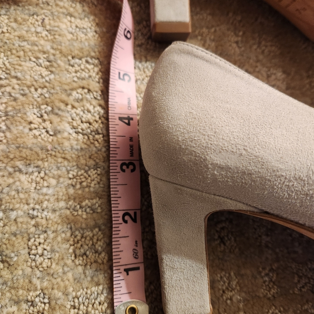 Stuart Weitzman - Picture 7 of 9